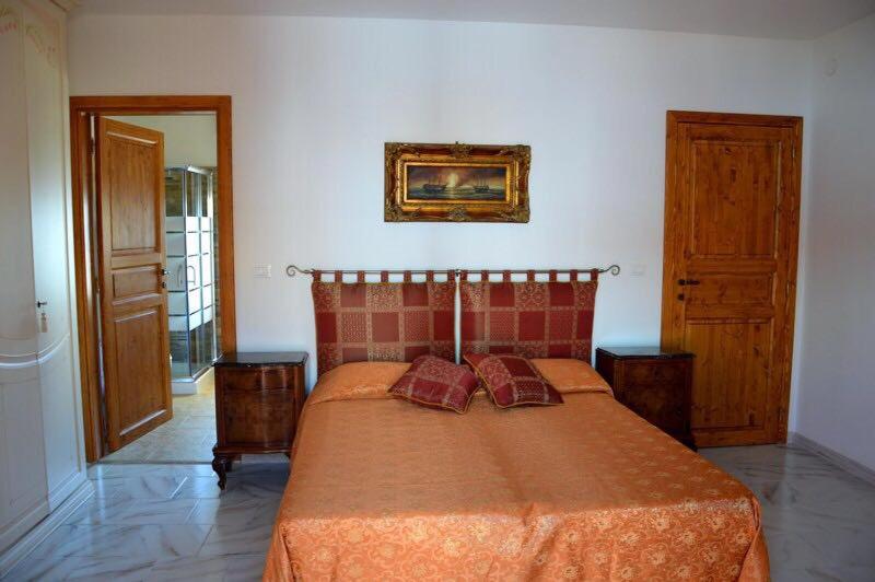 丽都玛里尼Casavacanza La Regina的一间卧室配有一张带两个枕头的床