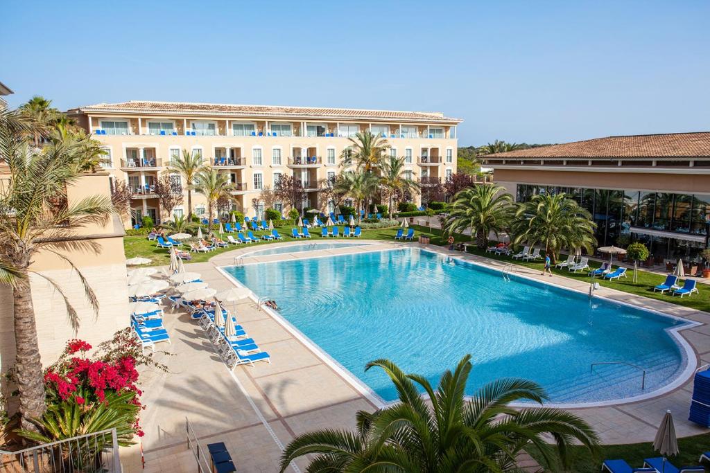 帕尔马海滩普拉亚德帕尔马套房＆Spa集团酒店的享有度假村游泳池的顶部景致