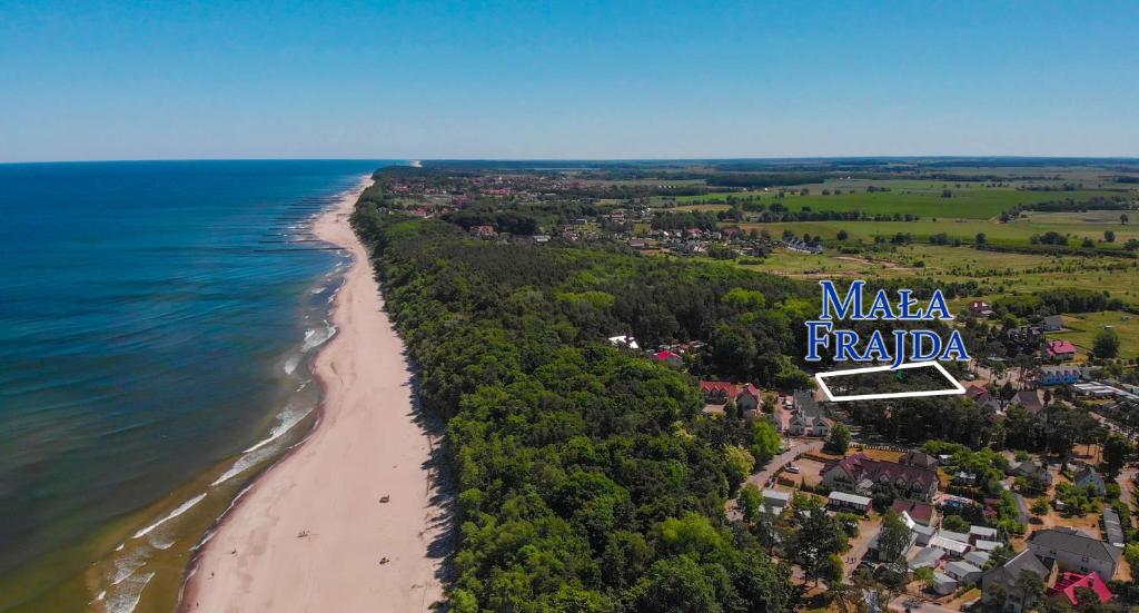 普斯科沃Mała Frajda的海滩的空中景观和制作一个实况标志