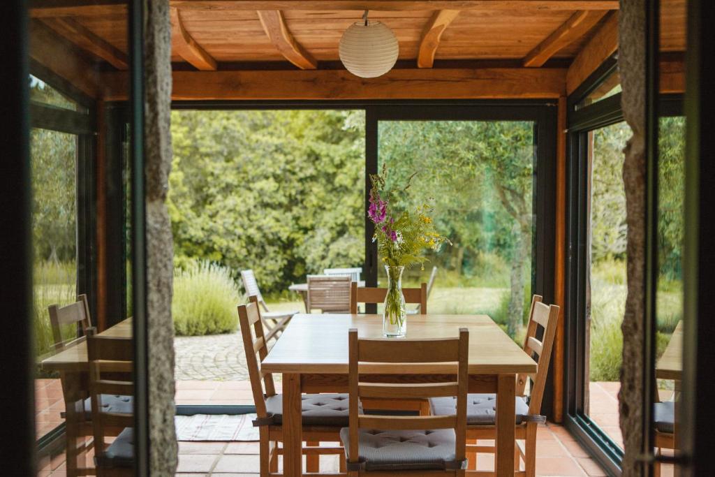 VilacobaO Curralino的一间带木桌和椅子的用餐室