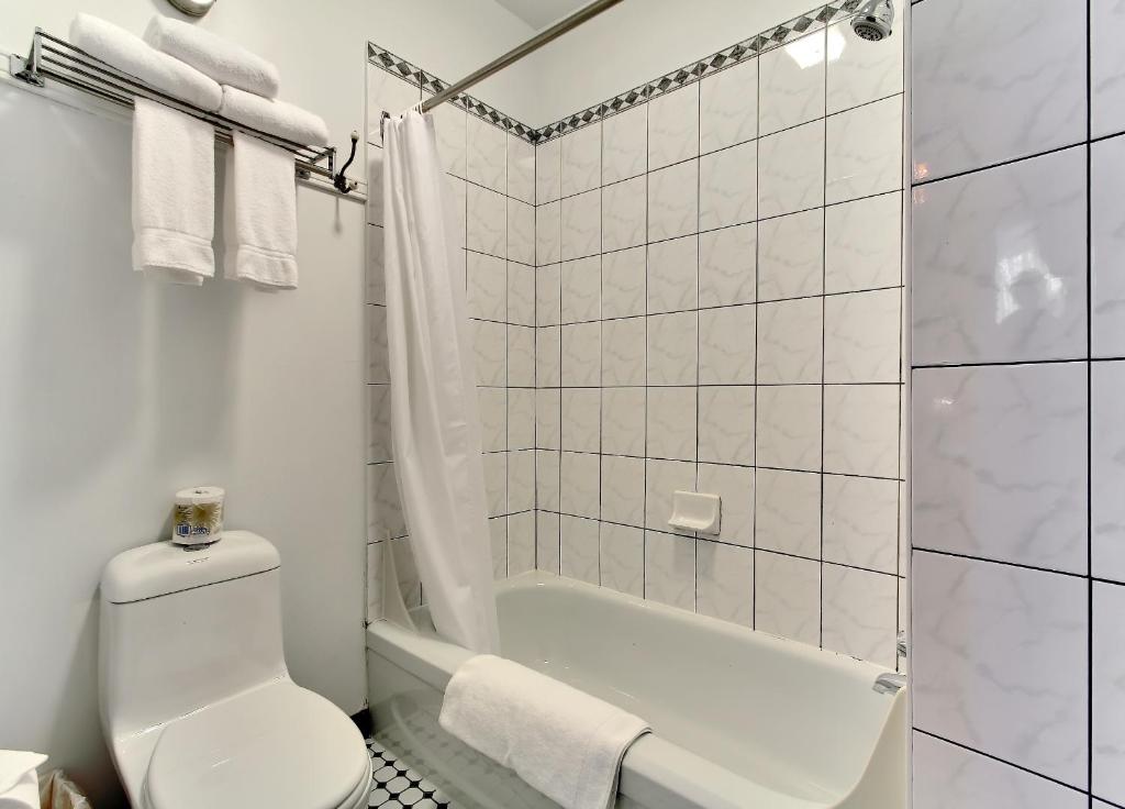 玛丽 - 罗列特酒店的一间浴室