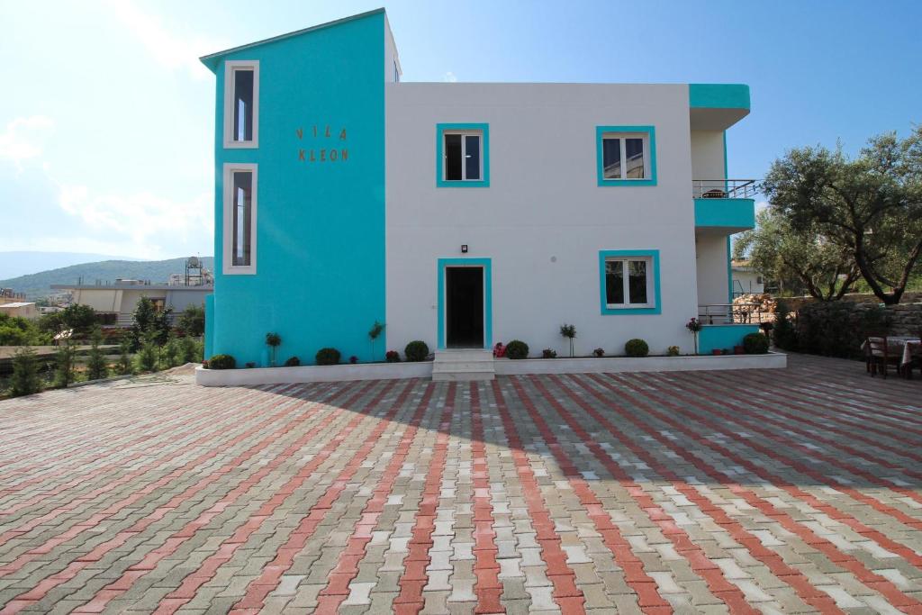 卡萨米尔Vila Kleon的蓝色和白色的房子,设有砖砌露台