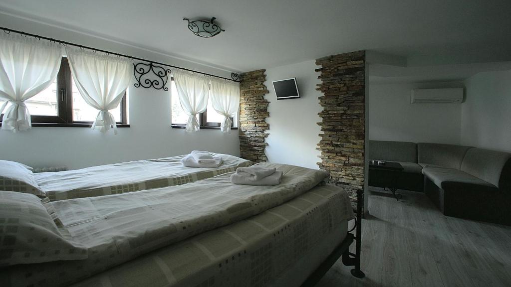 加布罗沃科里奥瓦特卡什塔酒店的一间卧室配有一张大床和毛巾