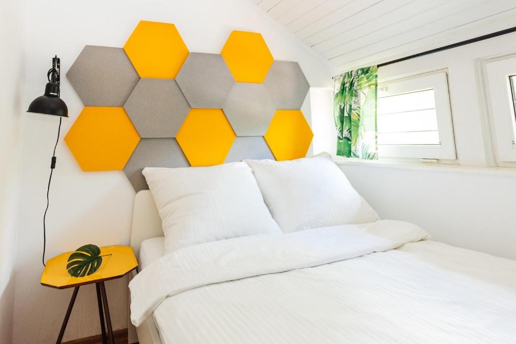 华沙Villa Lulu的卧室配有六角形墙(位于床上方)