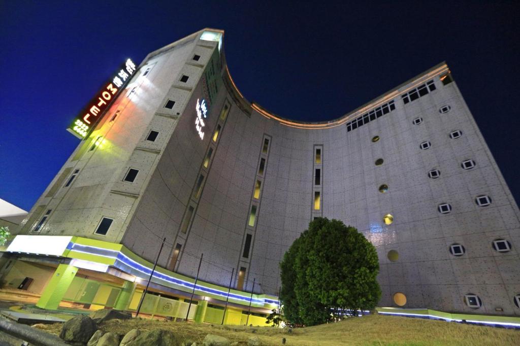 台北沃客汽车旅馆的一座大建筑,晚上有标志