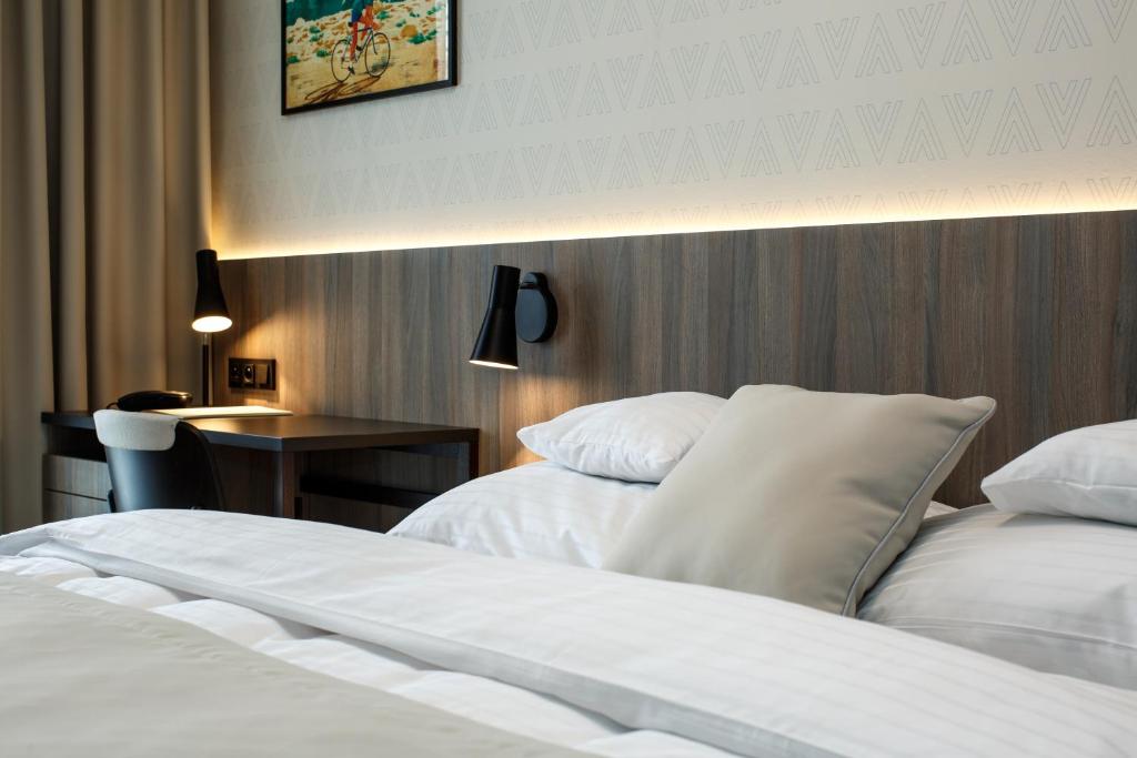 瓦拉什斯凯梅济日奇Hotel Rajka的酒店客房设有两张床和一张桌子。