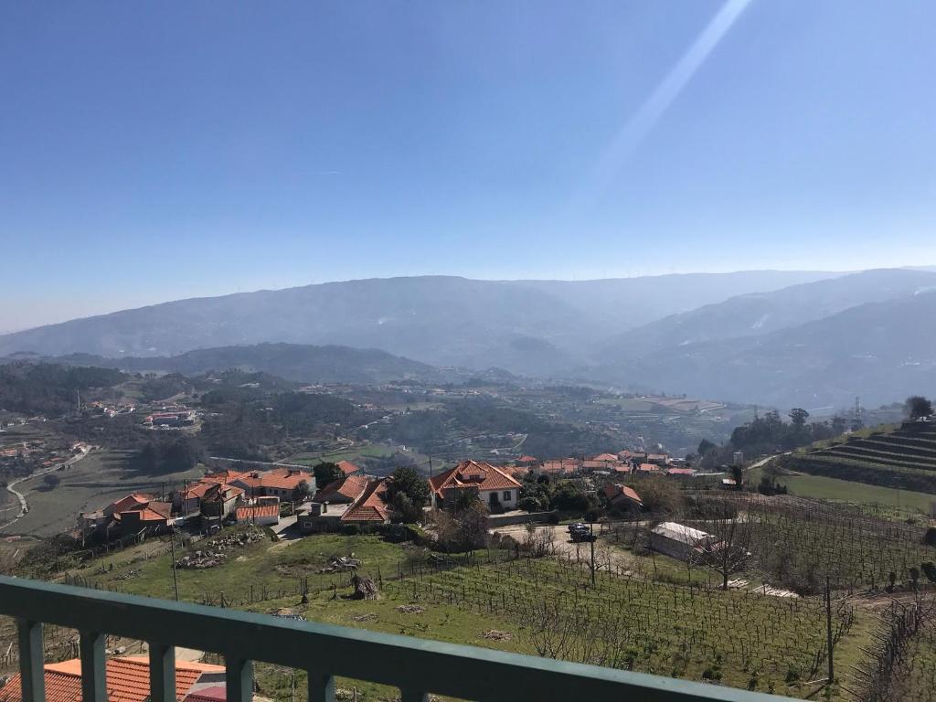 UrgueiraDouro vineyards and Mountains的享有以山为背景的村庄美景