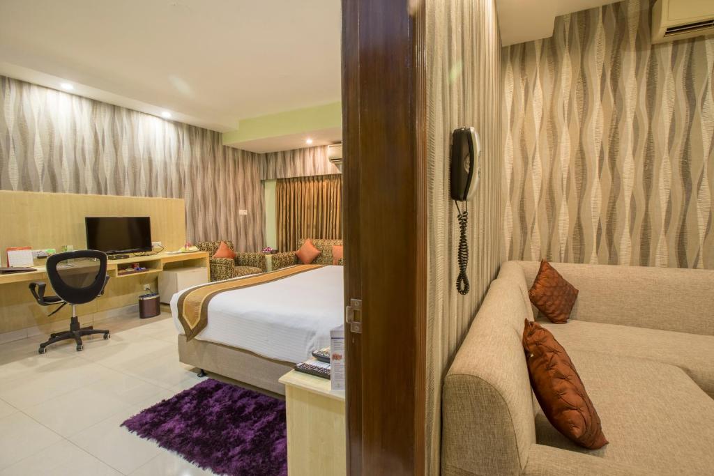 达卡达卡雅诗阁酒店的配有一张床和一张书桌的酒店客房