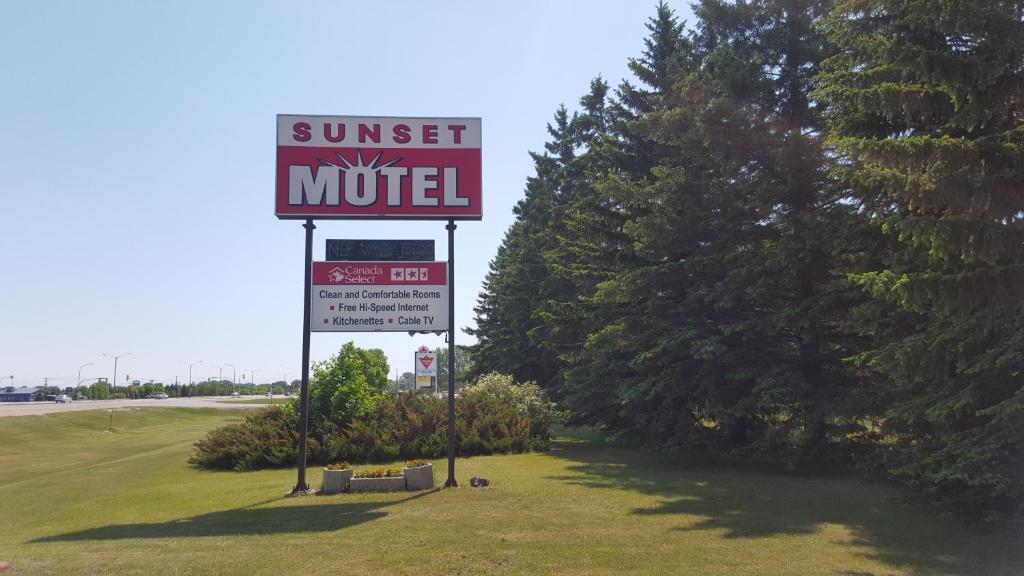 波蒂奇拉普雷里Sunset motel的路旁的日落汽车旅馆标志