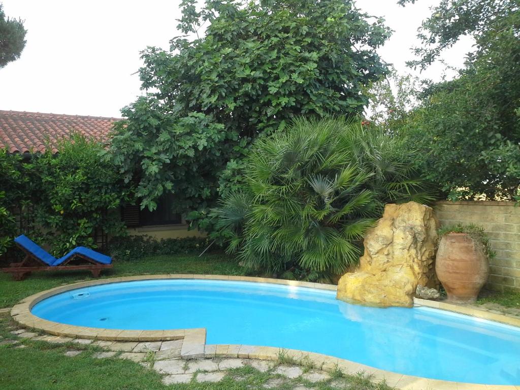 宛图里那Casa del Sole的庭院中一座带岩石的游泳池