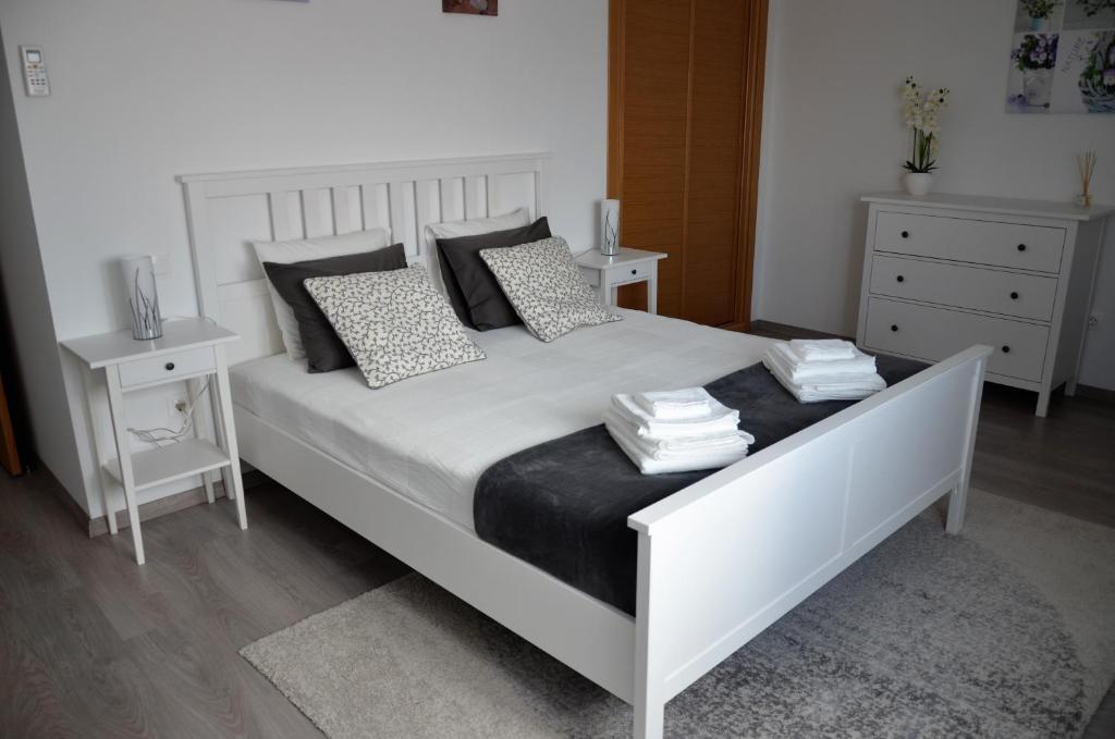 科维良Art'Estrela的卧室配有带枕头的大型白色床