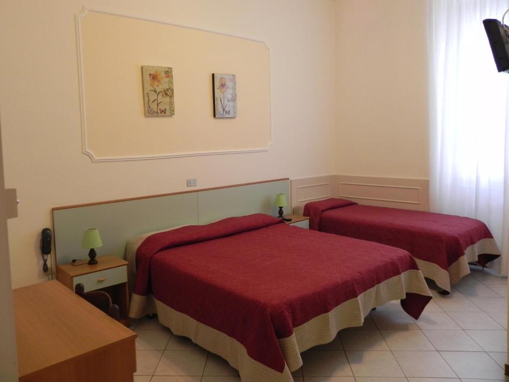 维亚雷焦翁蒂娜酒店的酒店客房 - 带两张红色床罩