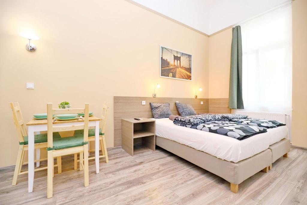 布达佩斯Vaci Apartments的一间卧室配有一张床、一张桌子和一张书桌