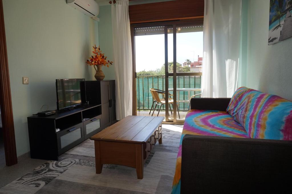 滨海罗克塔斯Retro Mint - Las Cigüeñas的带沙发、电视和桌子的客厅