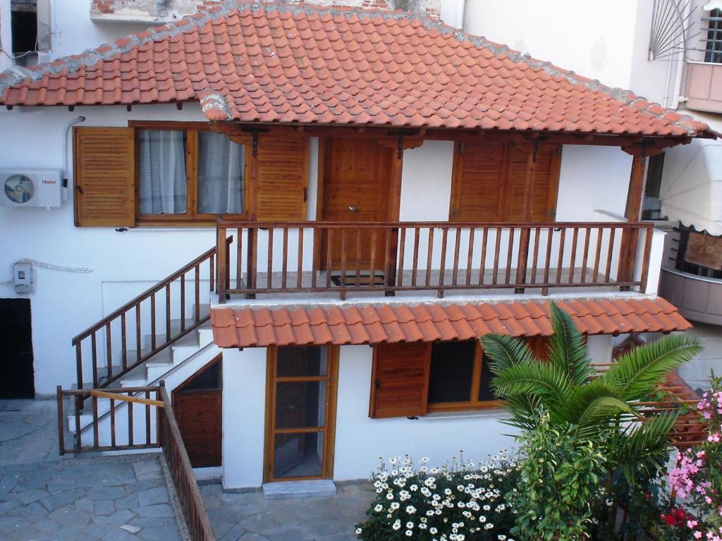 卡瓦拉Traditional House Paschalis的一座带甲板和楼梯的房屋
