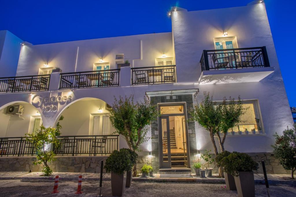 帕罗奇亚Hotel Cyclades的白色的建筑,晚上有门