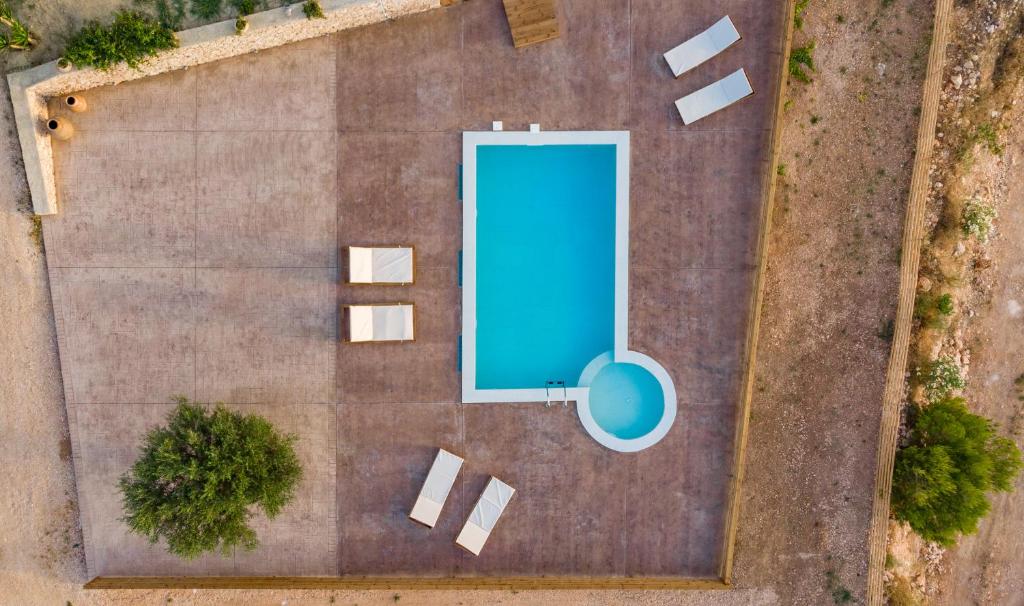 凯里翁Villa Nina的停车场游泳池的顶部景色