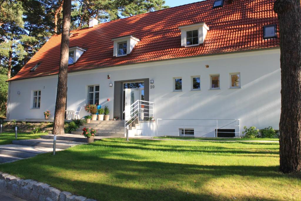 姆热日诺Białe Tarasy的白色房子,有橙色屋顶