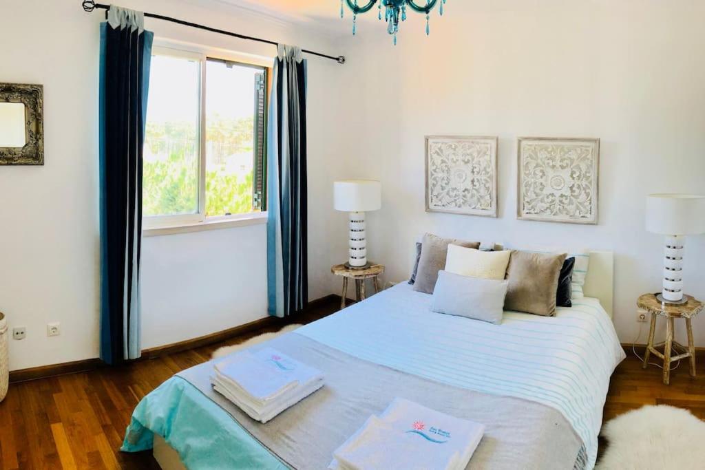 沙尔内卡Sea Breeze Golf & Beach Villa的一间卧室设有一张大床和窗户