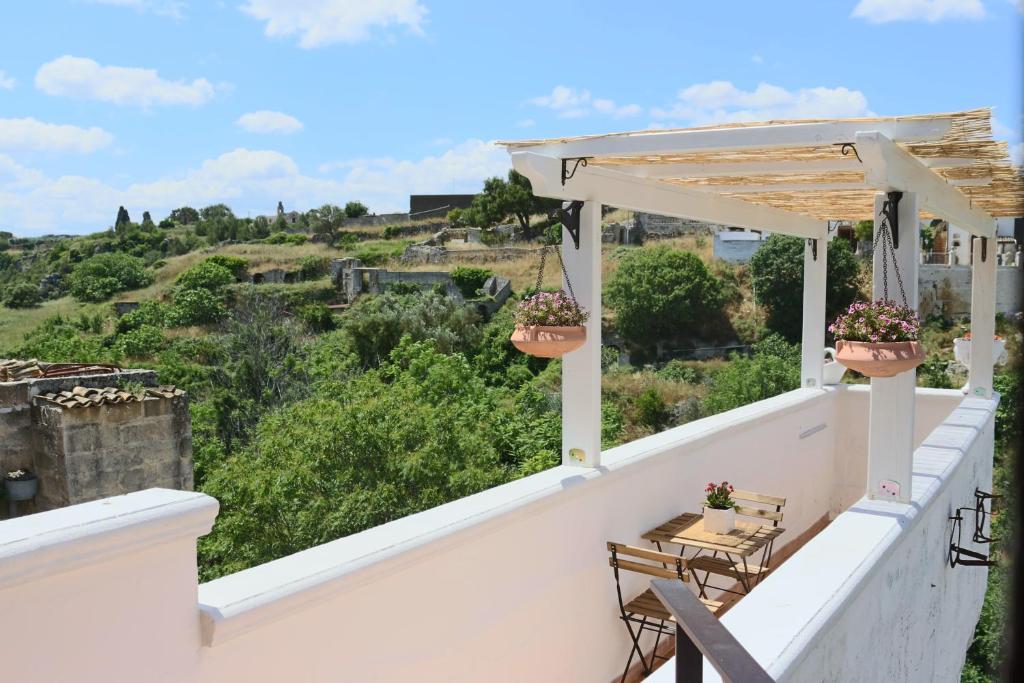 拉泰尔扎La Ferula的房屋的阳台享有风景。