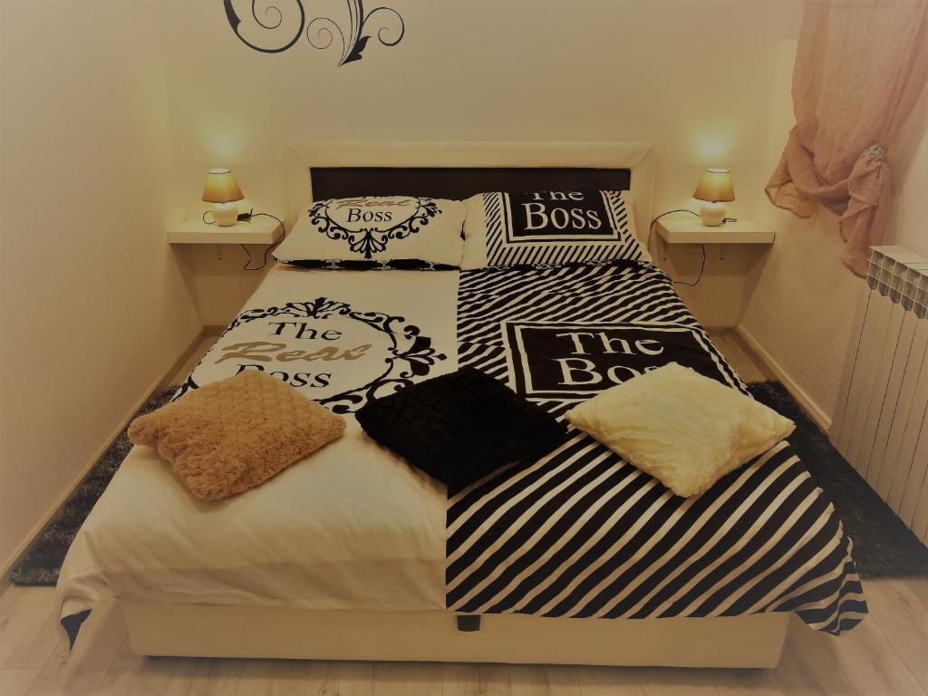 瓦拉日丁Sweet Dreams Apartment的一间卧室配有两张床,卧室配有大篷车和床罩。
