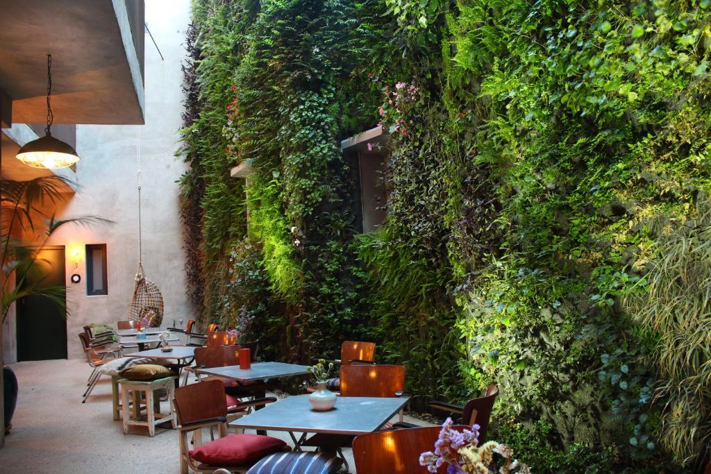 塔里法Kook Hotel Tarifa的一间设有桌子和绿色墙壁的餐厅