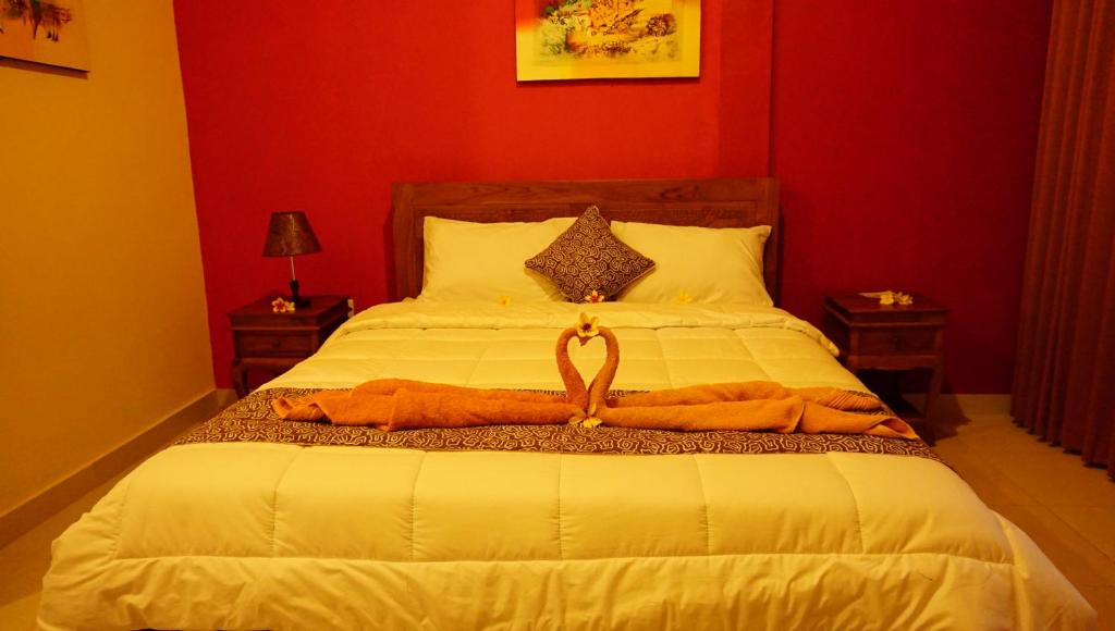 乌布Nyuh Gading Accommodation Ubud的一间卧室配有一张床铺,床上有毯子