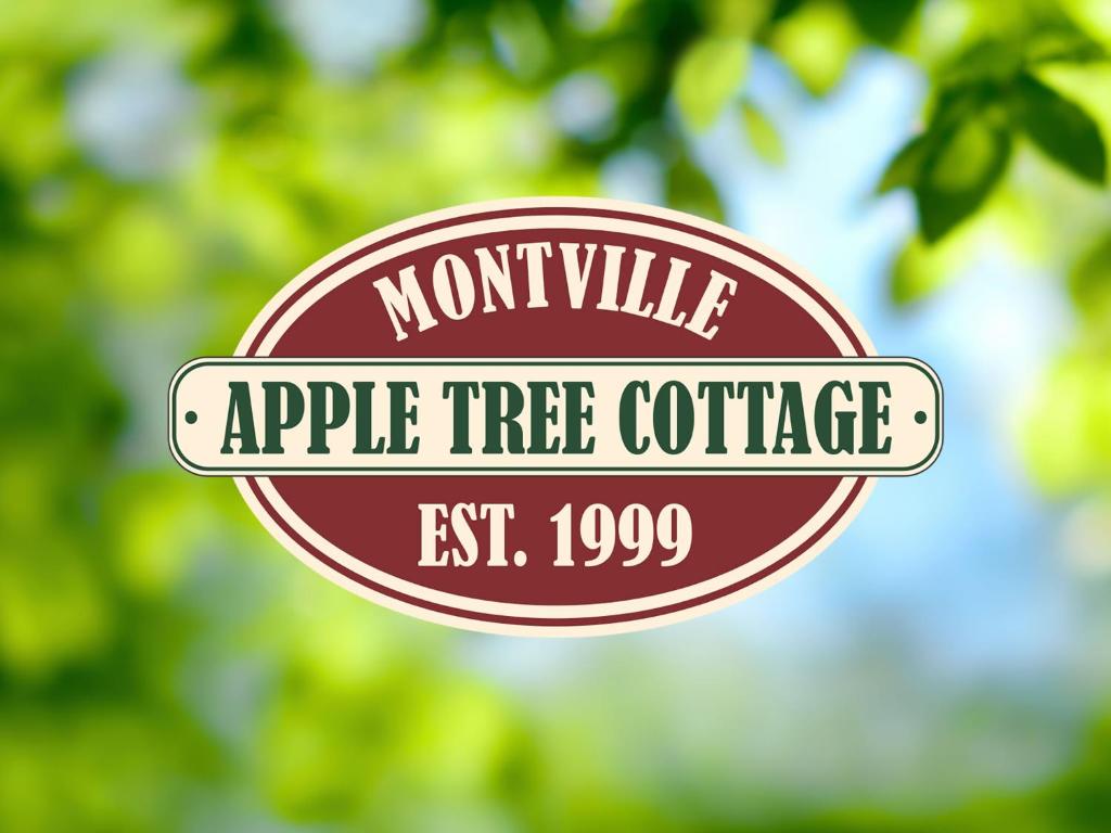 蒙特维尔Apple Tree Cottage Montville的树前的苹果树办公室标志
