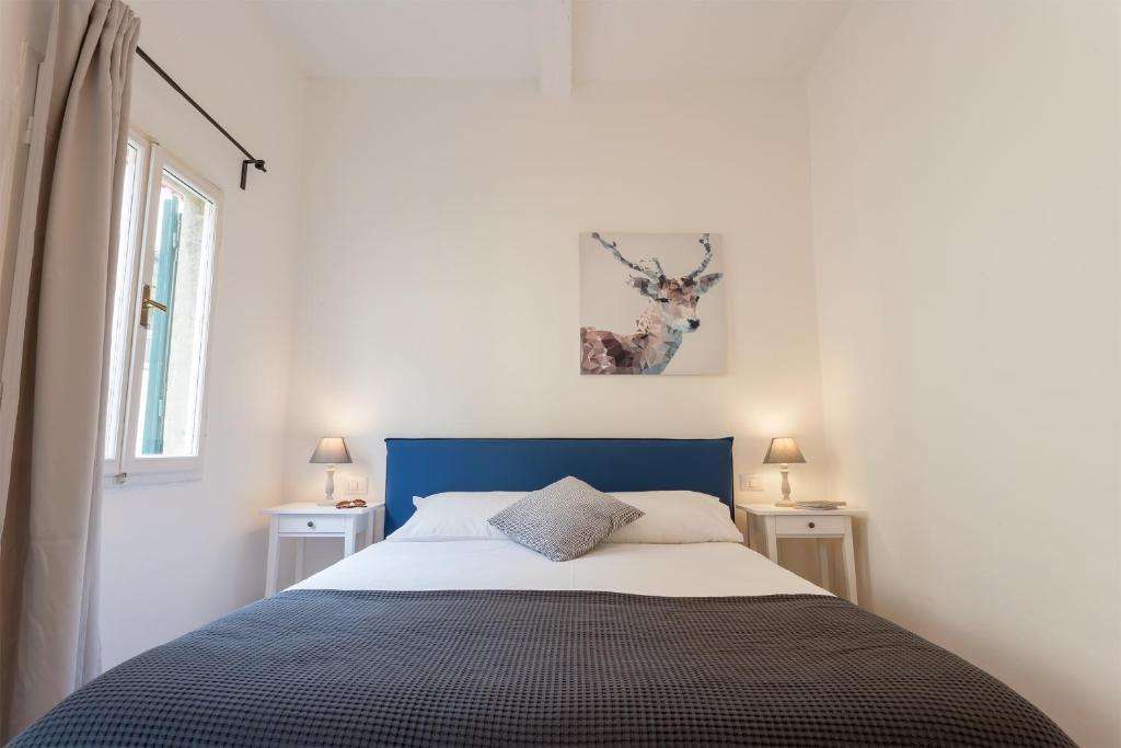 佛罗伦萨Casa Cosi - Sant Ambrogio的一间卧室配有一张蓝色床头板的床