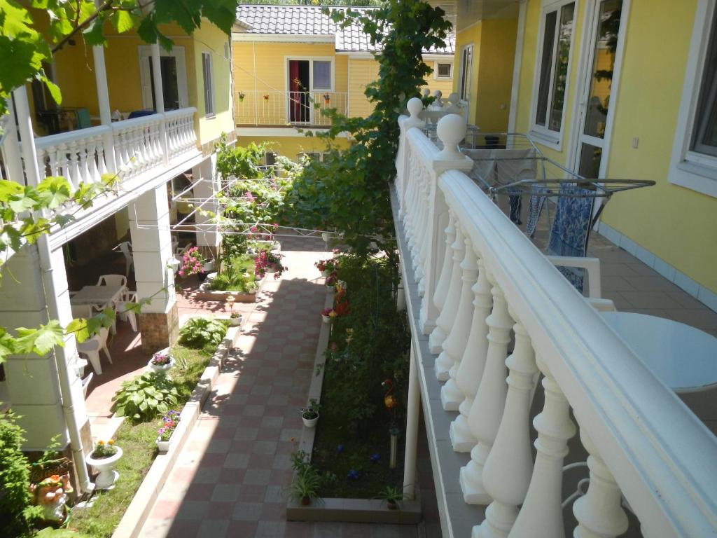 扎托卡Hotel Lev的鲜花和植物的房子的阳台