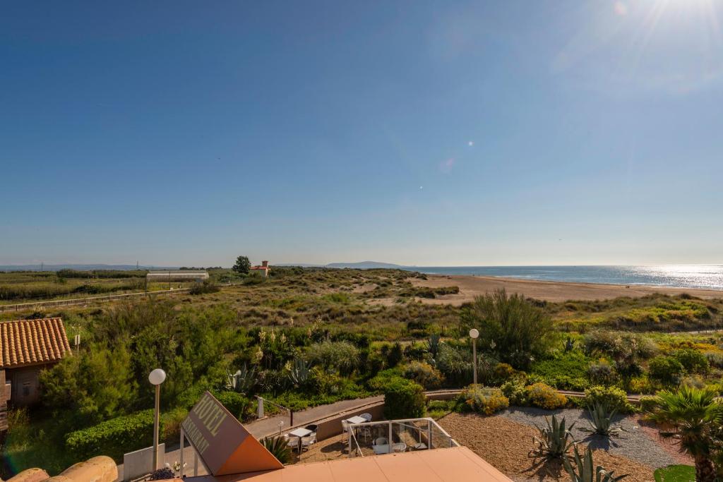 马瑟伊兰沙丘酒店的从度假村的阳台上可欣赏到海滩景色