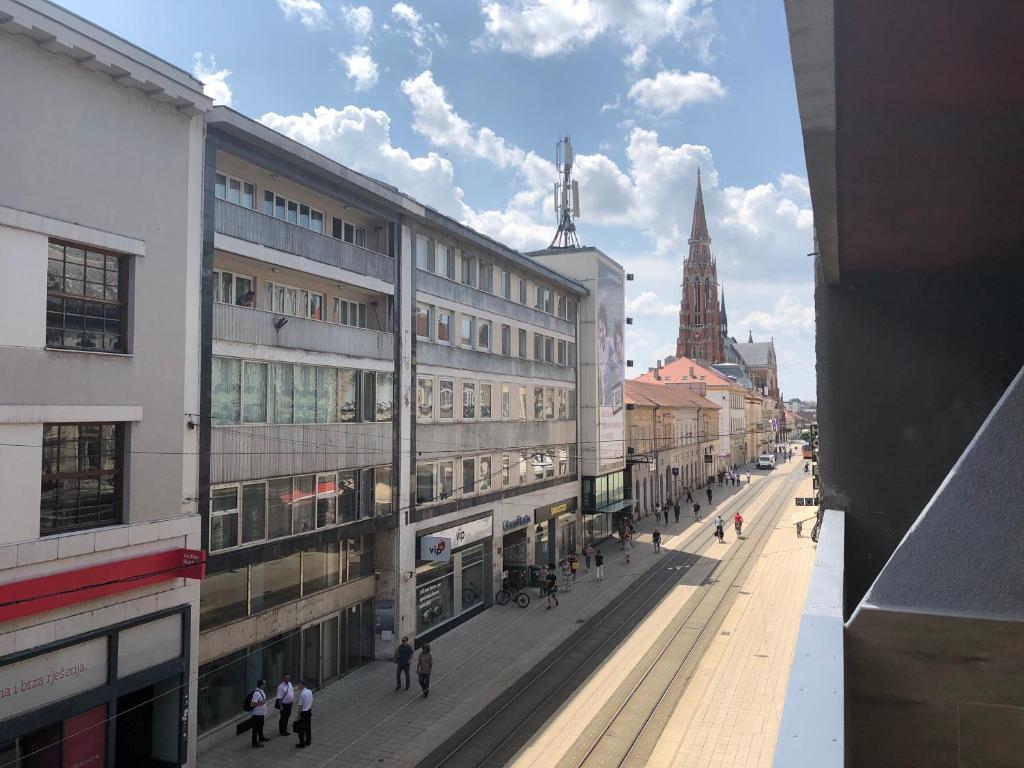 奥西耶克Apartman Korzo Osijek的街道上拥有建筑和人行道的城市街道