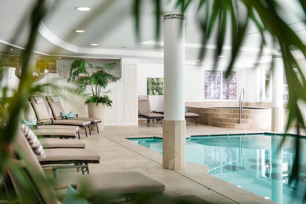 奥蒂塞伊格罗奈思酒店的大堂设有游泳池、椅子和浴缸