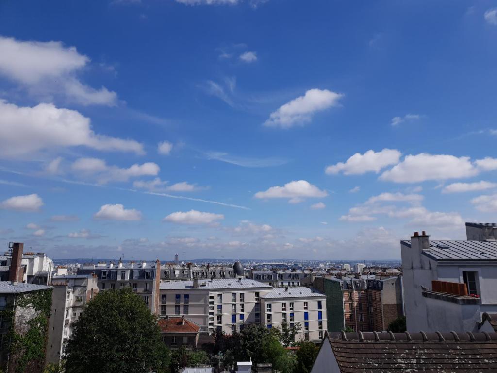 巴黎The heart of Montmartre的城市天际线,有建筑和蓝色的天空