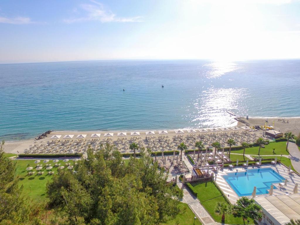 卡利塞亚-豪客迪克斯爱琴海诺斯梅拉多兰海水浴Spa酒店的享有度假胜地的空中景致,设有游泳池和海洋