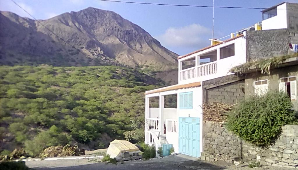 塔拉法尔ponta gato residence的山前有蓝色门的房子