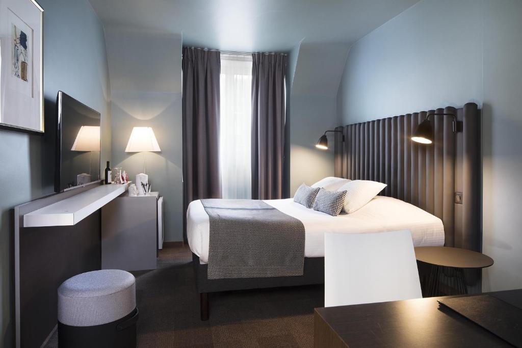 斯特拉斯堡Hôtel Diana Dauphine的酒店客房配有一张床铺和一张桌子。