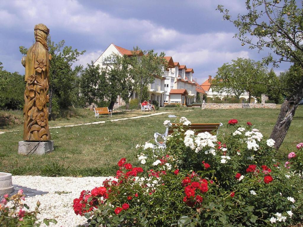 TótvázsonyBakony Panzió的花园中种满鲜花的雕像