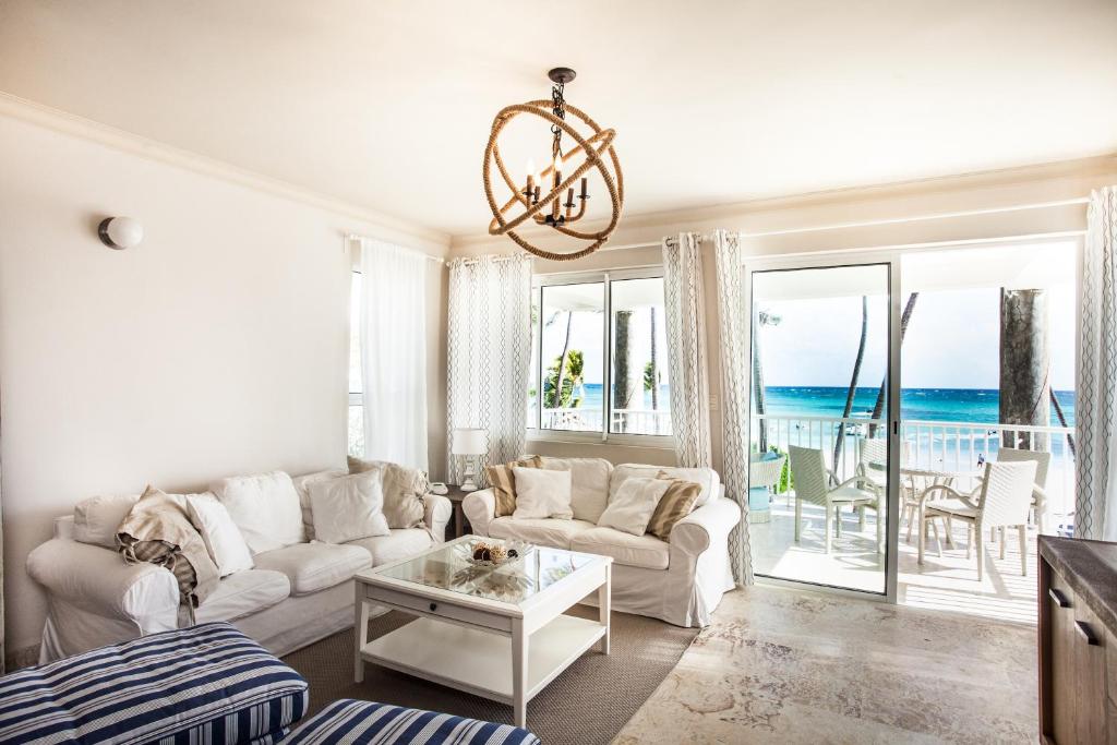 蓬塔卡纳Playa Turquesa Ocean Club的客厅配有沙发和桌子