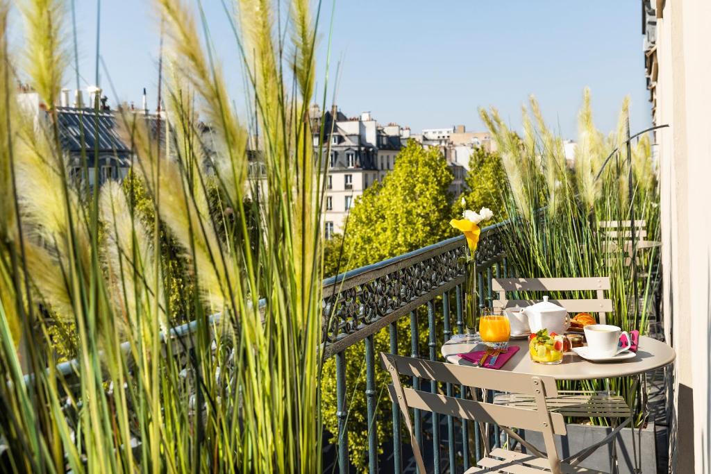巴黎Hotel Marais Grands Boulevards的市景阳台配有桌椅