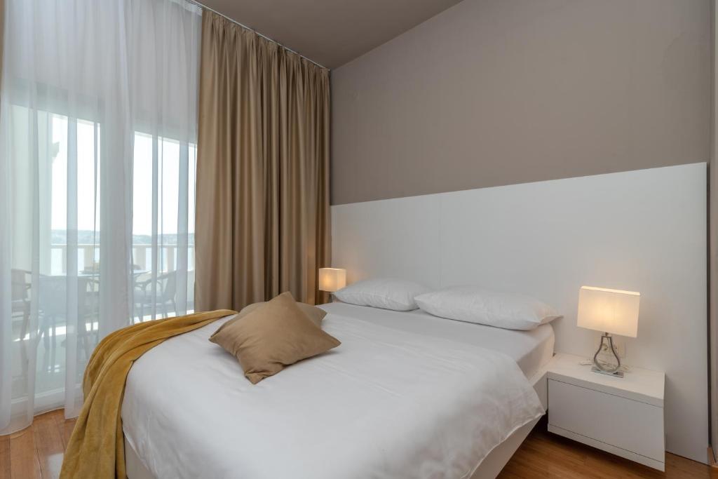 特罗吉尔阿纳特罗吉尔别墅公寓的卧室设有白色的床和大窗户