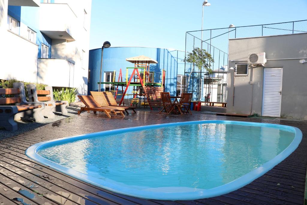 佩尼亚Curta Praia do Quilombo - Lunata的一座带游乐场的建筑屋顶上的游泳池