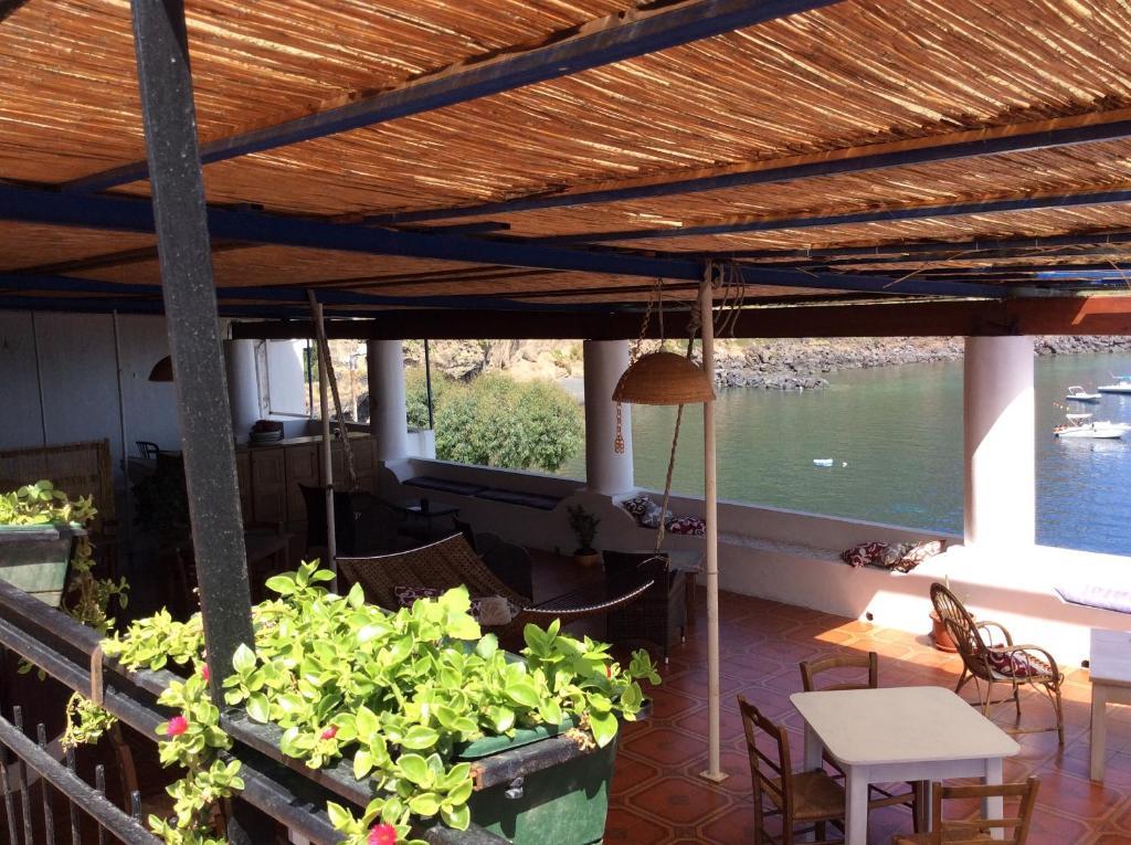 雷妮Albergo Seaside的一个带植物和桌子的庭院,享有水景