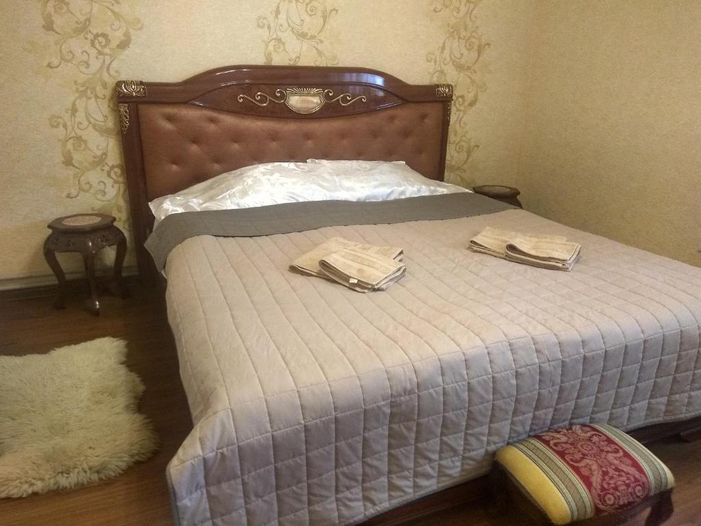 文尼察Hotel Andreevsky的一间卧室配有一张床,上面有两条毛巾