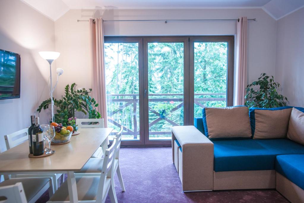 维尔卡瑟Apartamenty Niegocin的客厅配有蓝色的沙发和桌子