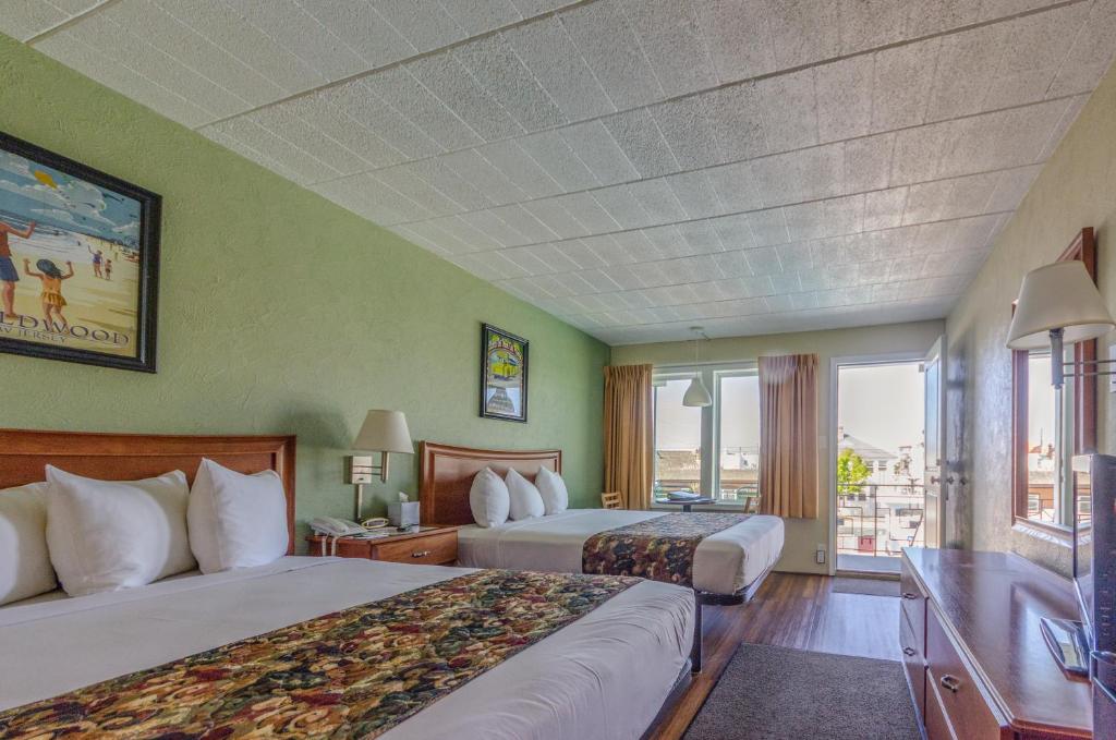 怀尔德伍德Marlane Motel的酒店客房设有两张床和一个阳台。
