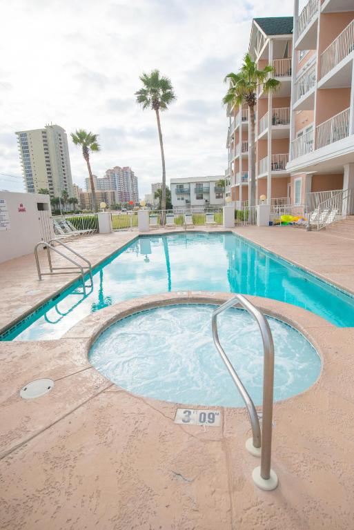 Grand Beach Resort Penthouse 1内部或周边的泳池
