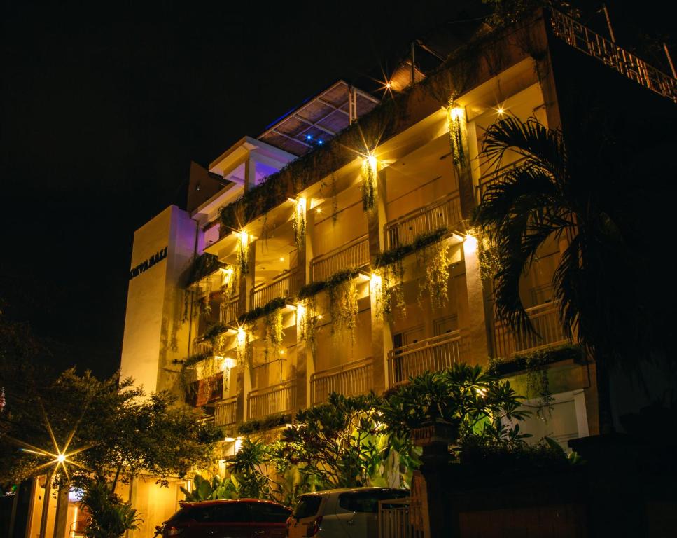 克罗柏坎德瓦巴厘岛公寓式酒店的一座建筑,晚上有灯