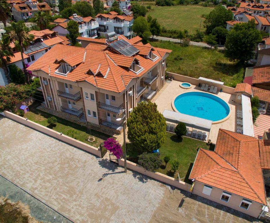 达利安Princess of Özalp的享有带游泳池的房屋的空中景致