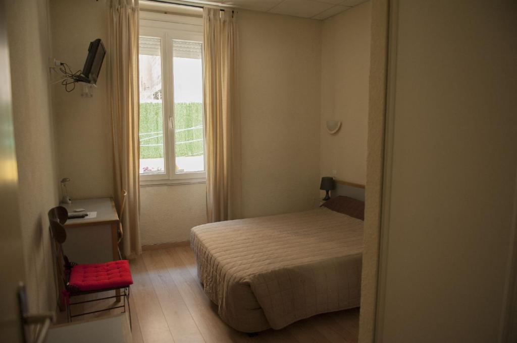 阿雅克修Hotel du Palais的一间小卧室,配有床和窗户